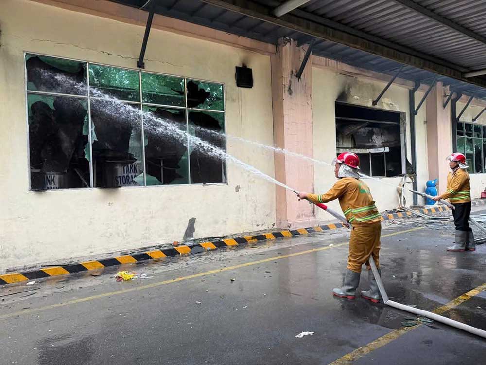 The soldiers quickly extinguished the fire in Trang Bang Industrial Park. Photo: Nhat Quang