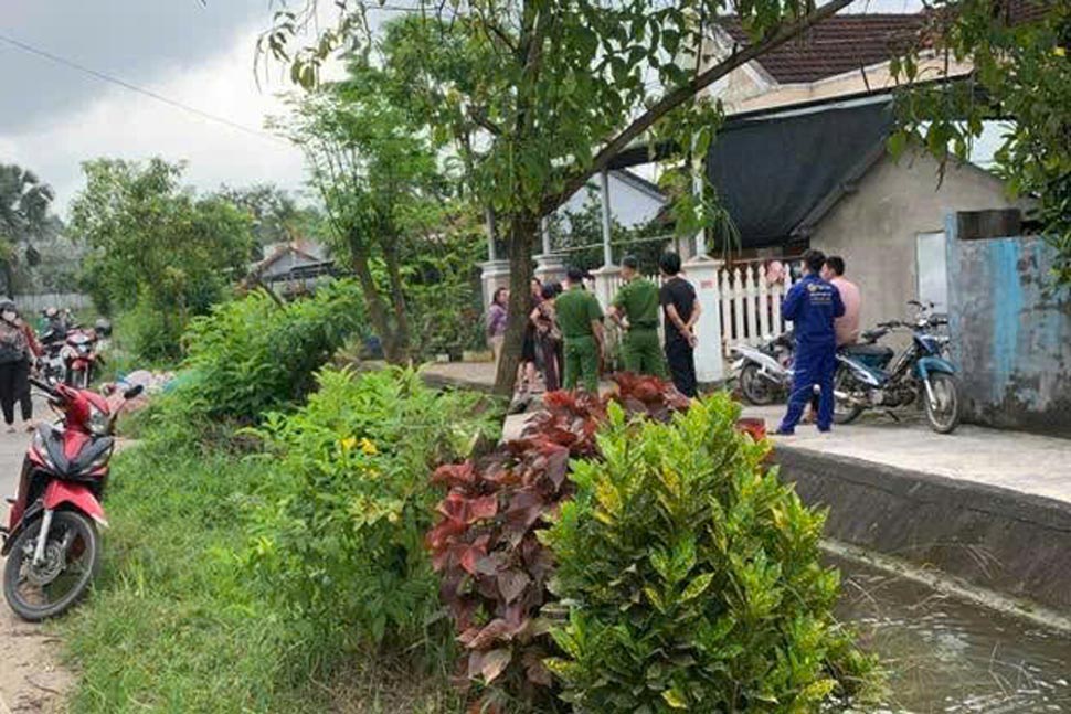 The area where a girl over 1 year old in Phu Yen was found dead in a ditch in front of her house. Photo: Minh Hang