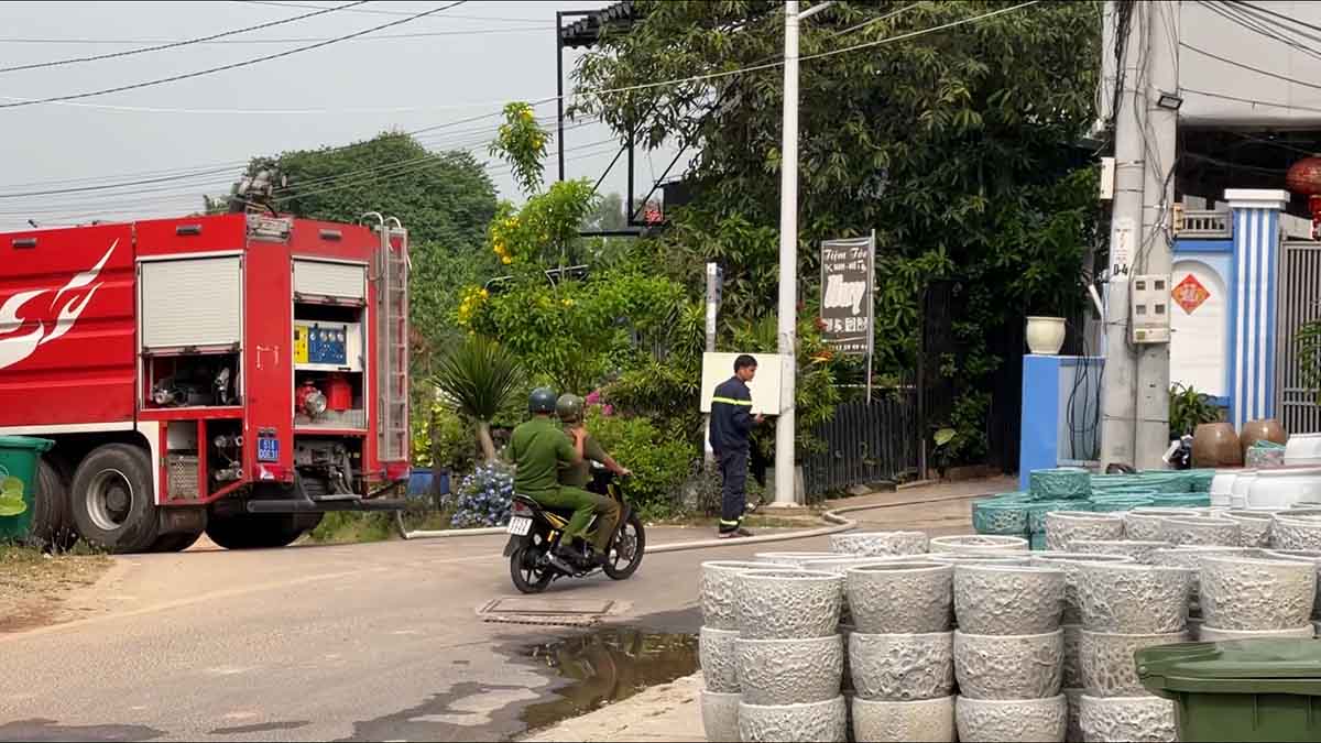 The scene of the arrest of a subject holding a gun-like object to control a female couple in a rented room. Photo: Dinh Trong