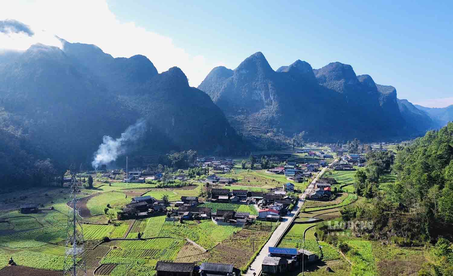 La falta de recursos, muchos comunas en la provincia de Ha Giang tienen dificultades para mantener el titulo de nueva zona rural. Foto: Vietnam del Norte. Se ha convertido en una ciudad de guerra.