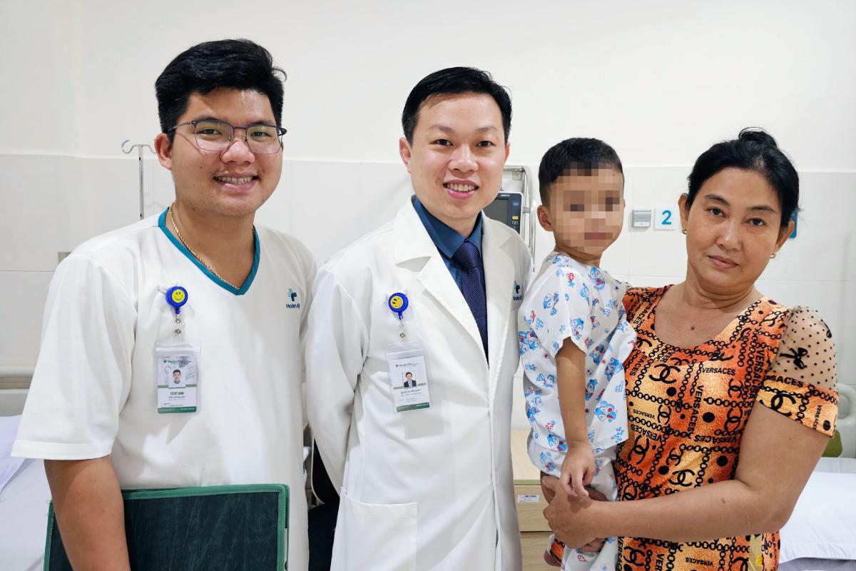 Be P duoc tam soat benh tim bam sinh mien phi tai benh vien. Anh: Benh vien cung cap