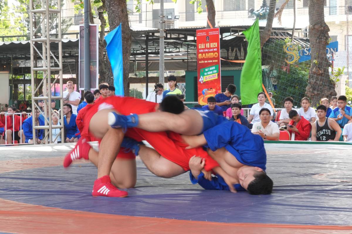 An absolute victory in the National Sambo Club Championship, weight class over 98 kg. Photo: Thanh An