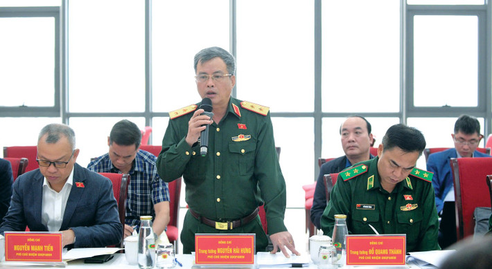 Lieutenant General Nguyen Hai Hung - Deputy Chairman of the National Defense, Security and Foreign Affairs Committee - acknowledged the opinions and proposals to continue completing the report on the review of the draft Law on Emergency Situations to submit to the National Assembly. Photo: T.Trung