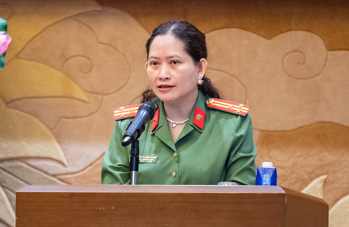 Lieutenant Colonel Dang Thi Hong Nhung recommended strengthening propaganda and dissemination to raise awareness of civil servants and public employees in implementing documents on protecting state secrets. Photo: Quochoi.vn
