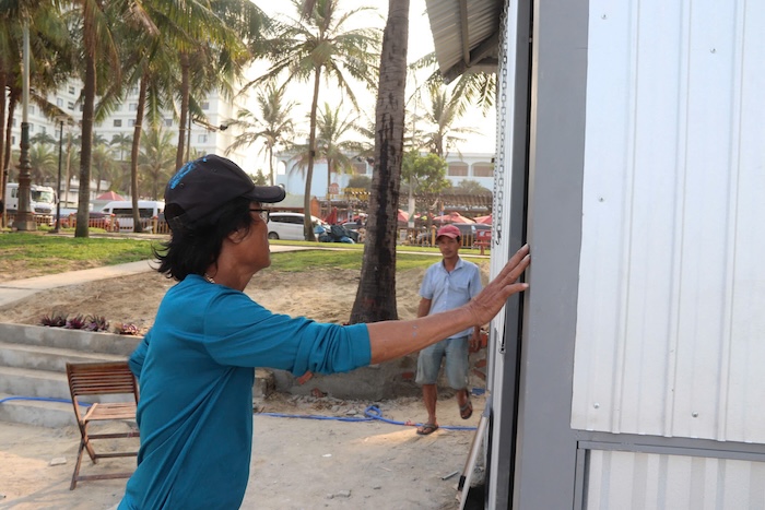 La pequeña tienda de Danang esta detras de la avalancha de la costa de Am Khe. Imagen de Nguyen Linh