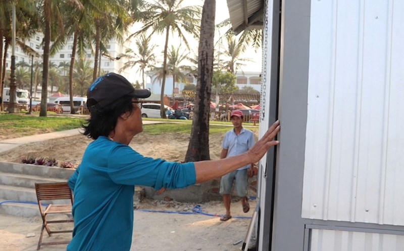 Da Nang traders are left behind the My Khe coastal landslide. Photo: Nguyen Linh