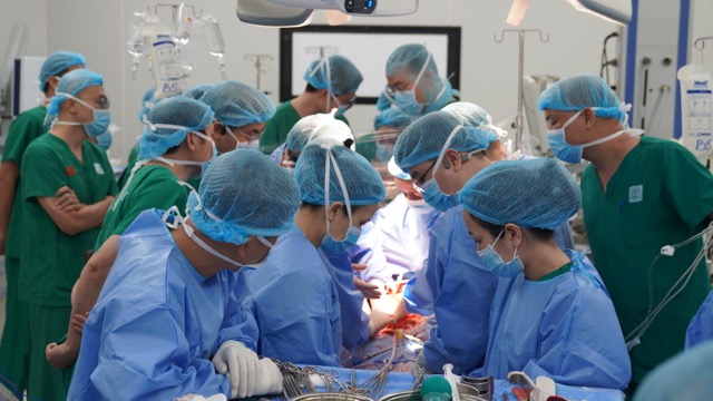 El medico realiza la extraccion de organos de los pacientes donantes. Imagen: El gobierno