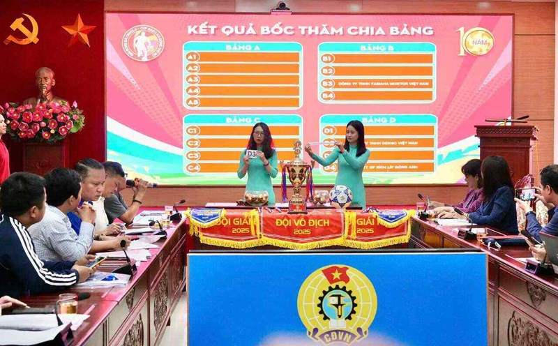 draw ceremony for the 10th Capital Labor Newspaper Football Tournament for Workers, Civil Servants, and Laborers in 2025. Photo: Duy Khanh