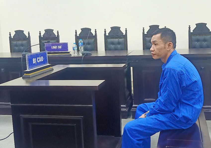 Bị cáo Đinh Công Hưng tại phiên tòa vụ án giết người. Ảnh: Q.Việt