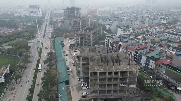Many blocks of houses have been under construction for many years. Photo: Huu Chanh