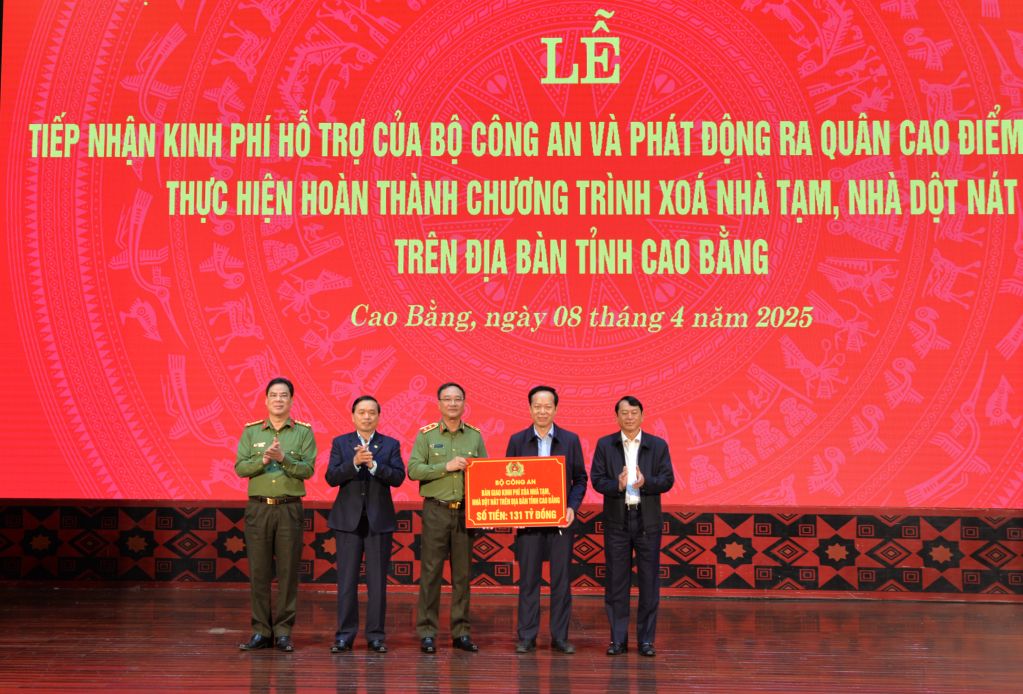Lieutenant General Pham The Tung, Deputy Minister of Public Security, presented funds to support Cao Bang province in eliminating temporary houses. Photo: Vu Tiep.