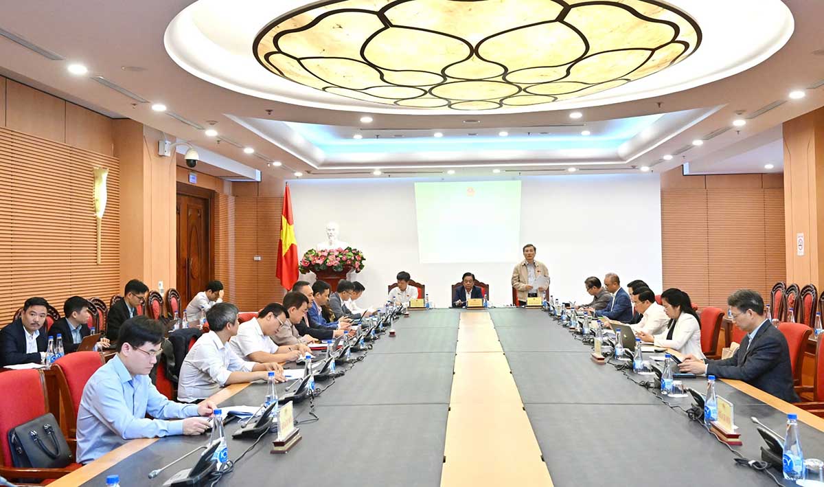 The National Assembly's Committee on Science, Technology and Environment held a preliminary review session on the draft Law on Atomic Energy (amended), which included comments on nuclear power projects. Photo: Quochoi.vn
