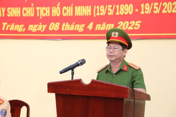 Dai ta Tran Van Hoa - Pho Giam doc Cong an tinh Soc Trang - phat bieu chi dao tai le ra quan. Anh: Cong an tinh Soc Trang