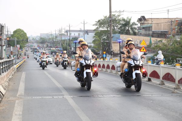 Las fuerzas de la CSGT desfilaron para garantizar el orden y la seguridad del trafico en las calles de la ciudad de Soc Luna. Foto de la Policia de la provincia de Soc Lun