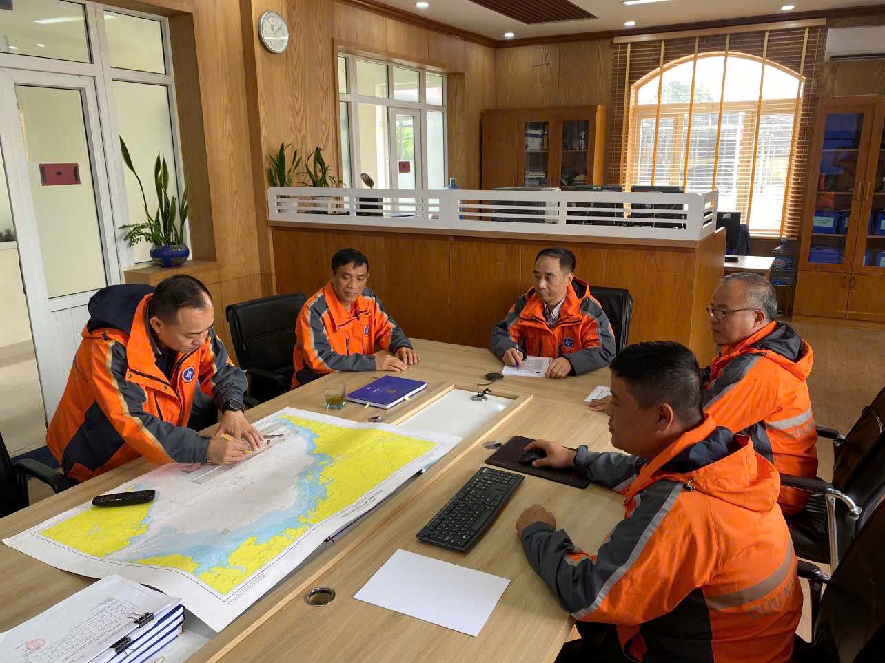 The center established a forward command post at the Maritime Search and Rescue Coordination Center Region I (Hai Phong) and directed the coordination of search and rescue at the scene. Photo: Maritime Search and Rescue Coordination Center