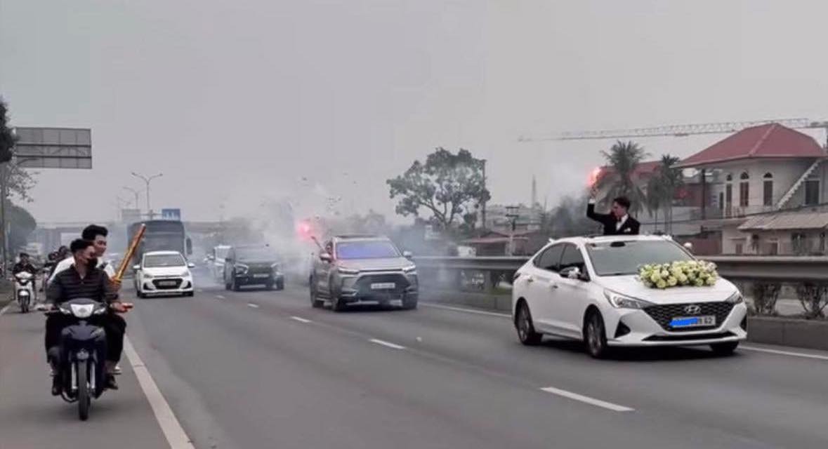 The online community was upset with the behavior of the wedding procession in Hai Duong. Photo: Provided by the people