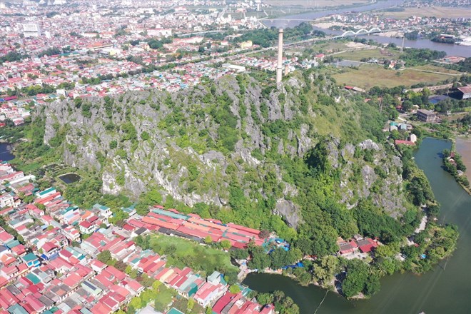 Las reliquias historicas nacionales de Kite Mountain en Van Giang Ward, la ciudad de Hoa Lu se olvidan gradualmente despues de mucho tiempo de no ser renovado. Foto: Nguyen Truong