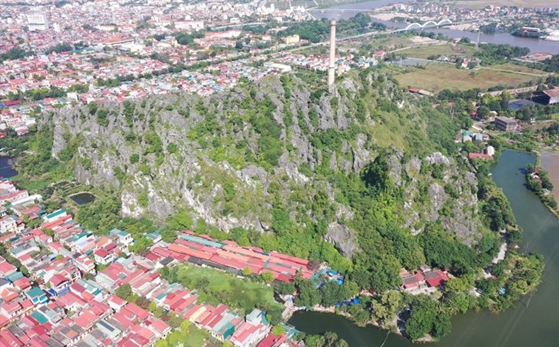 The National Historical Site of Canh Dieu Mountain in Van Giang Ward, Hoa Lu City is gradually being forgotten after a long period of lack of attention for restoration. Photo: Nguyen Truong