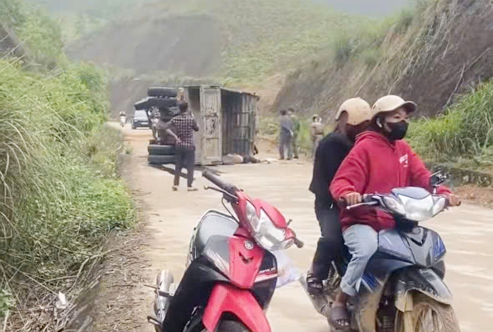 The scene of the truck overturning accident that killed the driver in Huong Lam commune, Huong Khe district. Photo: Duc Lam.