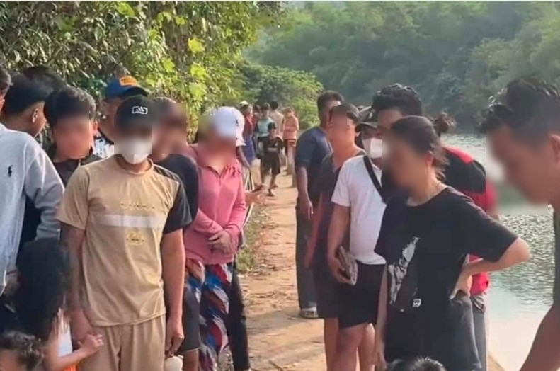 People gathered to watch the incident of two teenagers drowning while rescuing their friend in a dam in Khanh Hoa. Photo: Tan Phu