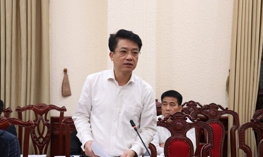 Ông Nguyễn Quang Dũng - Vụ trưởng Vụ Công chức, viên chức (Bộ Nội vụ) trình bày nội dung cơ bản và những điểm mới của dự án Luật Cán bộ, công chức (sửa đổi). Ảnh: Bộ Tư pháp