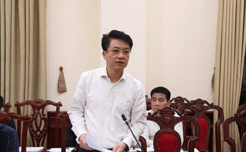 Mr. Nguyen Quang Dung - Director of the Department of Civil Servants and Public Employees (Ministry of Home Affairs) presented the basic content and new points of the draft Law on Cadres and Public Employees (amended). Photo: Ministry of Justice