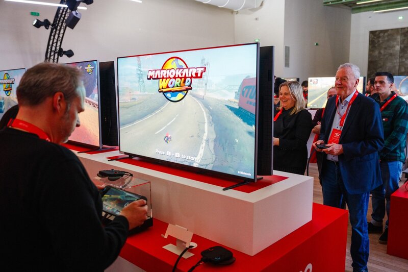 Experience in front of the Apple Apple switch 2 in France. Photo: AFP