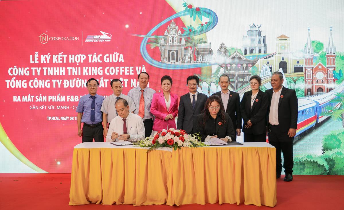 The signing ceremony of a comprehensive strategic cooperation helps to enhance the experience for passengers. Photo: Organizing Committee