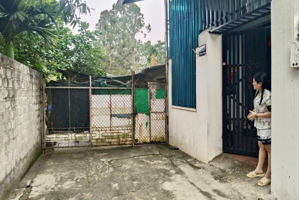 Khu vực cổng gia trại nằm ngay sát nhà dân. Ảnh: Quách Du