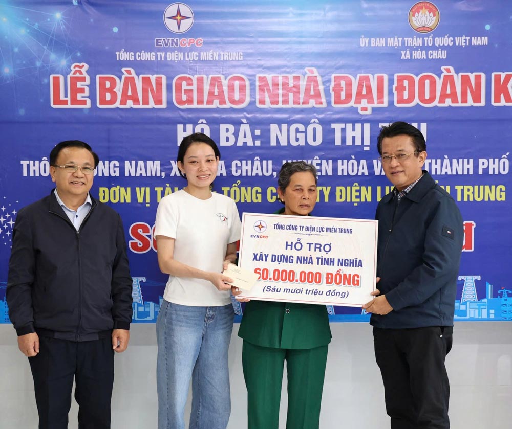 EVNCPC leaders hand over the great solidarity house of Da Nang city. Photo: EVNCPC