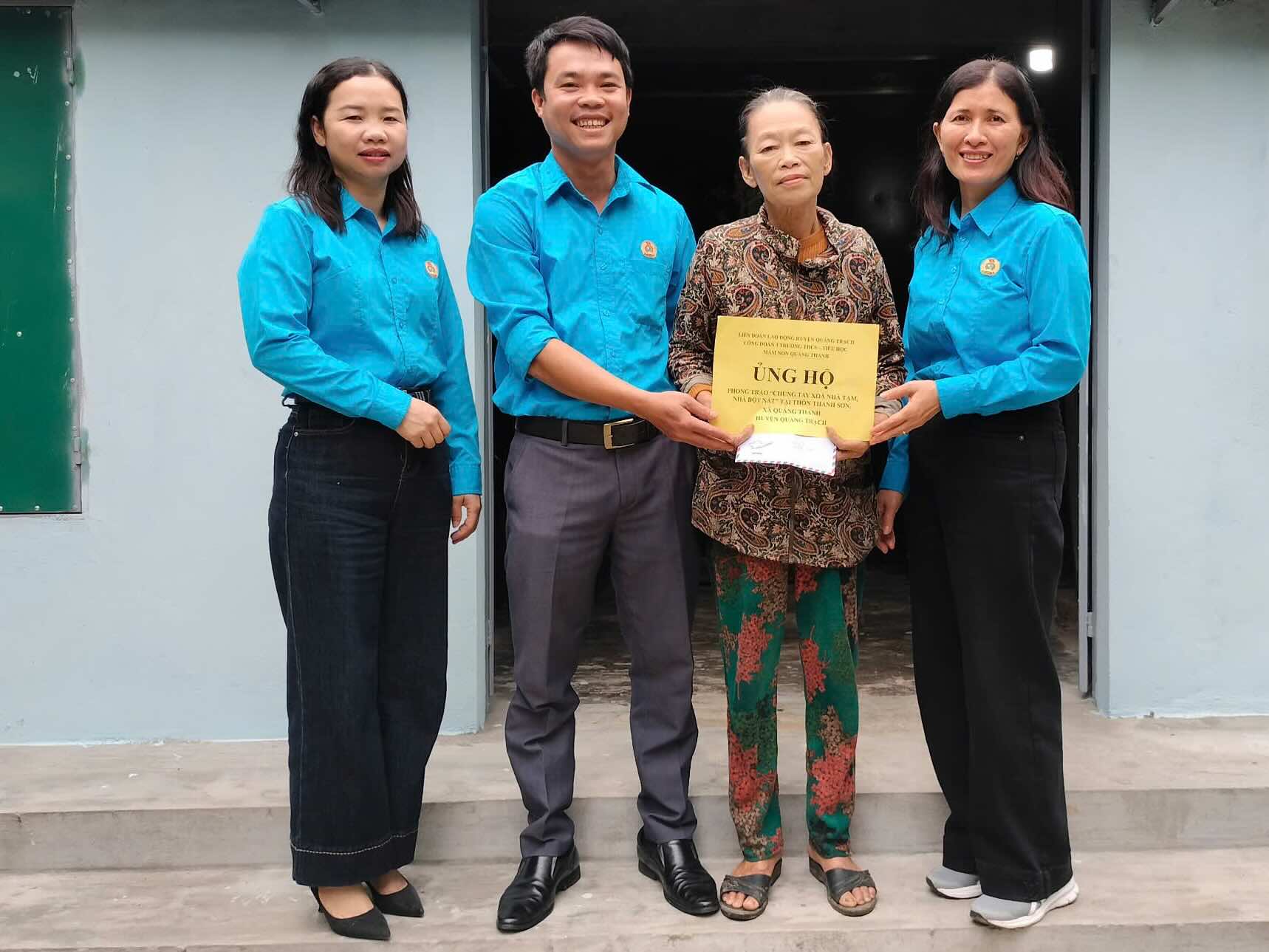 Apoyo a familias pobres en el distrito de Quang Tri, provincia de Quang Binh. Imagen: Primavera de las Antillas