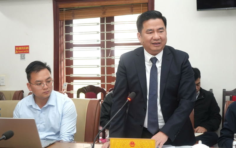 Chu tich UBND thi xa Sa Pa To Ngoc Lien neu thuc trang sat truot dat da tren dia ban. Anh: Tuan Nguyen