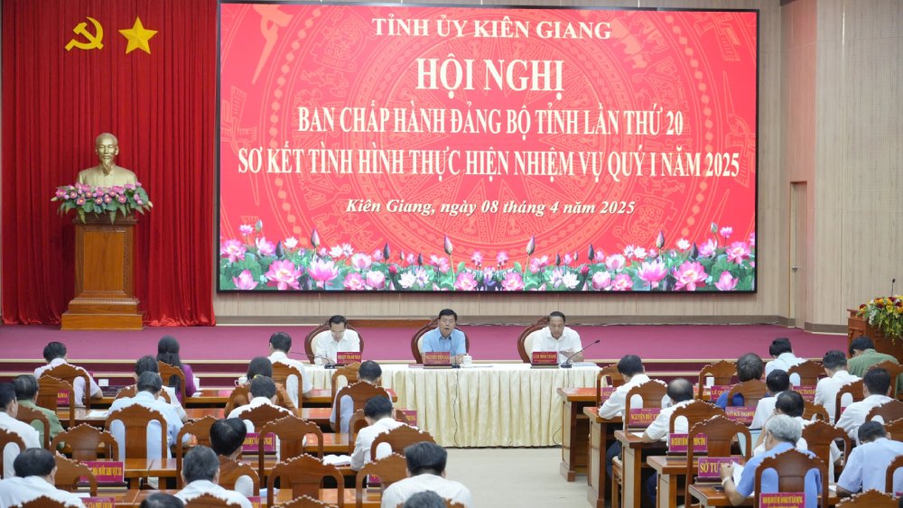 7 teams will inspect 14 districts and cities in the province on the implementation of resolutions, directives and conclusions. Photo: Xuan Nhi