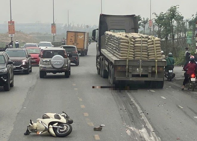 Nữ công nhân tử vong sau va chạm với xe đầu kéo tại Hải Dương