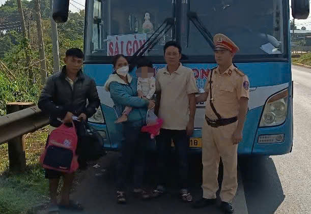 La Policia de Trafico apoyo a la familia de la niña en el transporte de pasajeros a la ciudad de Ho Chi Minh para tratar a tiempo. Imagen de la pagina web de la Universidad de Hong Kong