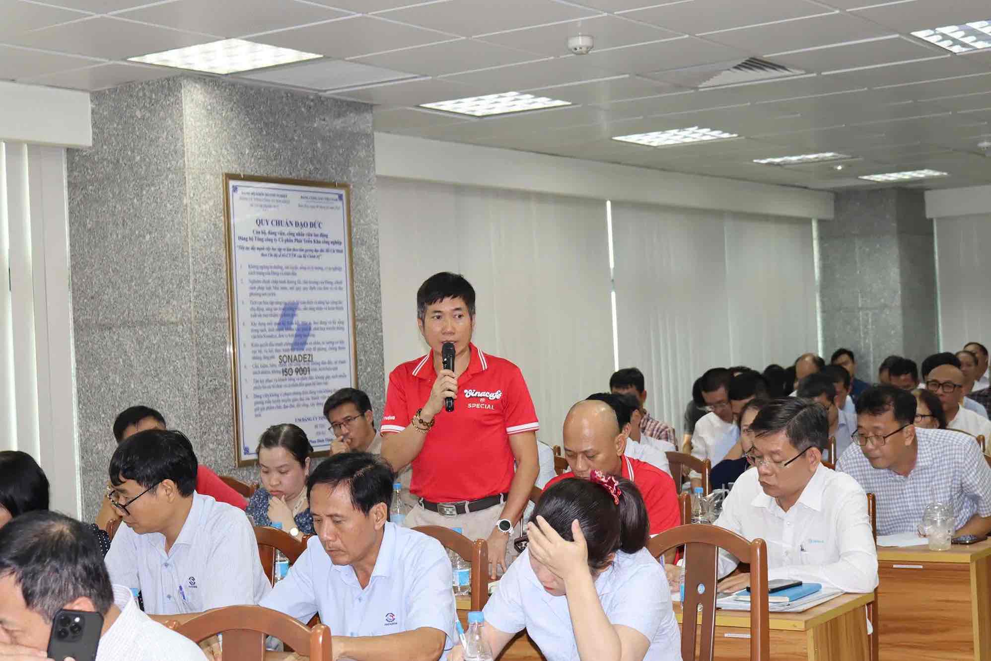 Doanh nghiep co y kien tai hoi nghi. Anh: HAC