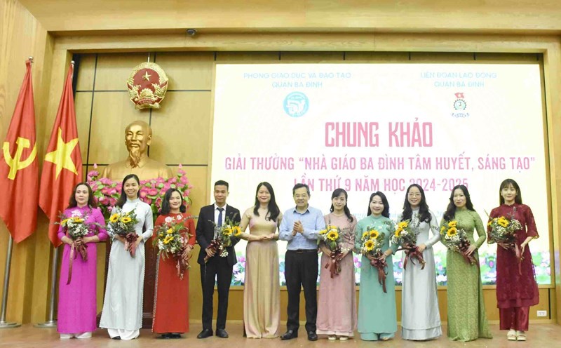 Leaders of the Hanoi City Labor Federation and the People's Committee of Ba Dinh District congratulated 9 teachers at the final round of the 9th "Dedicated and Creative Ba Dinh Teachers" Award for the 2024-2025 school year. Photo: Trade Union