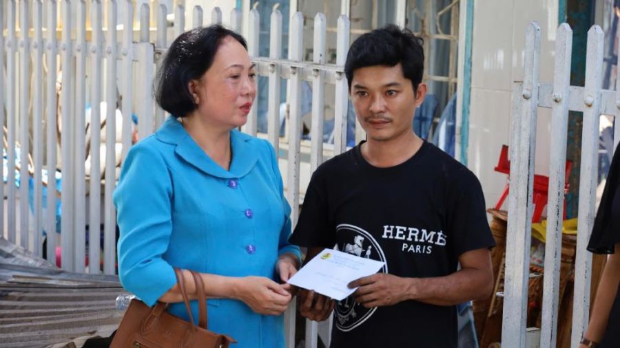 El vicepresidente provincial de la Asociacion de Trabajadores de la Region de Kien Giang Trang, Bich Ngoc, envio saludos y alento a los trabajadores. Imagen de la ciudad de Beijing