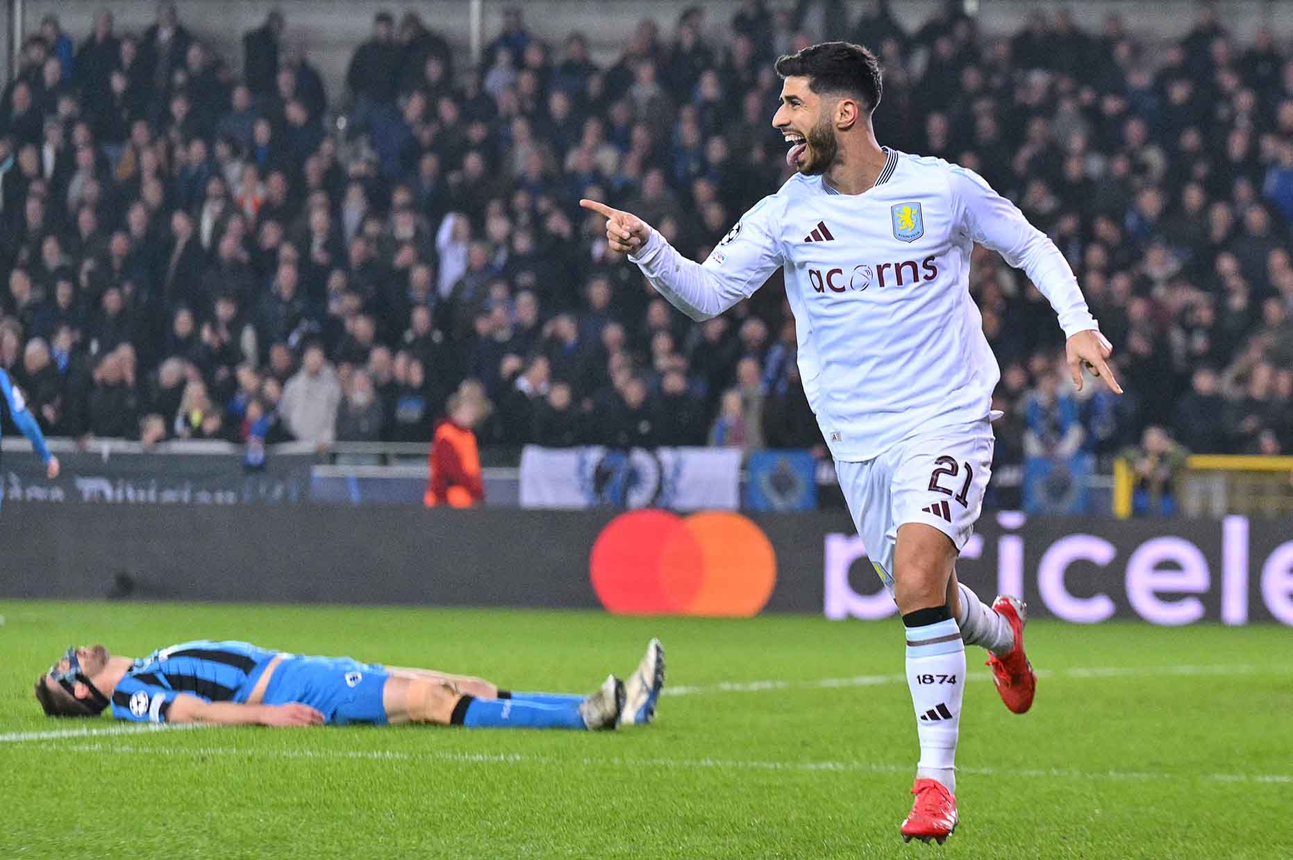 Marco Asensio dang choi rat hay trong mau ao Aston Villa. Anh: AFP