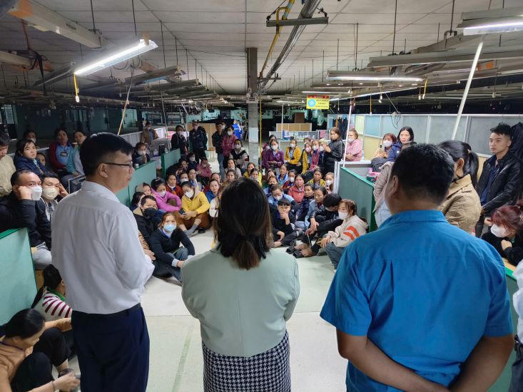 En la reunion para resolver la suspension de la actividad colectiva en la empresa May Minh Hoang 2 en enero de 2025, la autoridad de Guang Nam exigio a la empresa que cumpliera con su compromiso con los trabajadores, pero hasta ahora no lo ha hecho. Imagen de la escuela