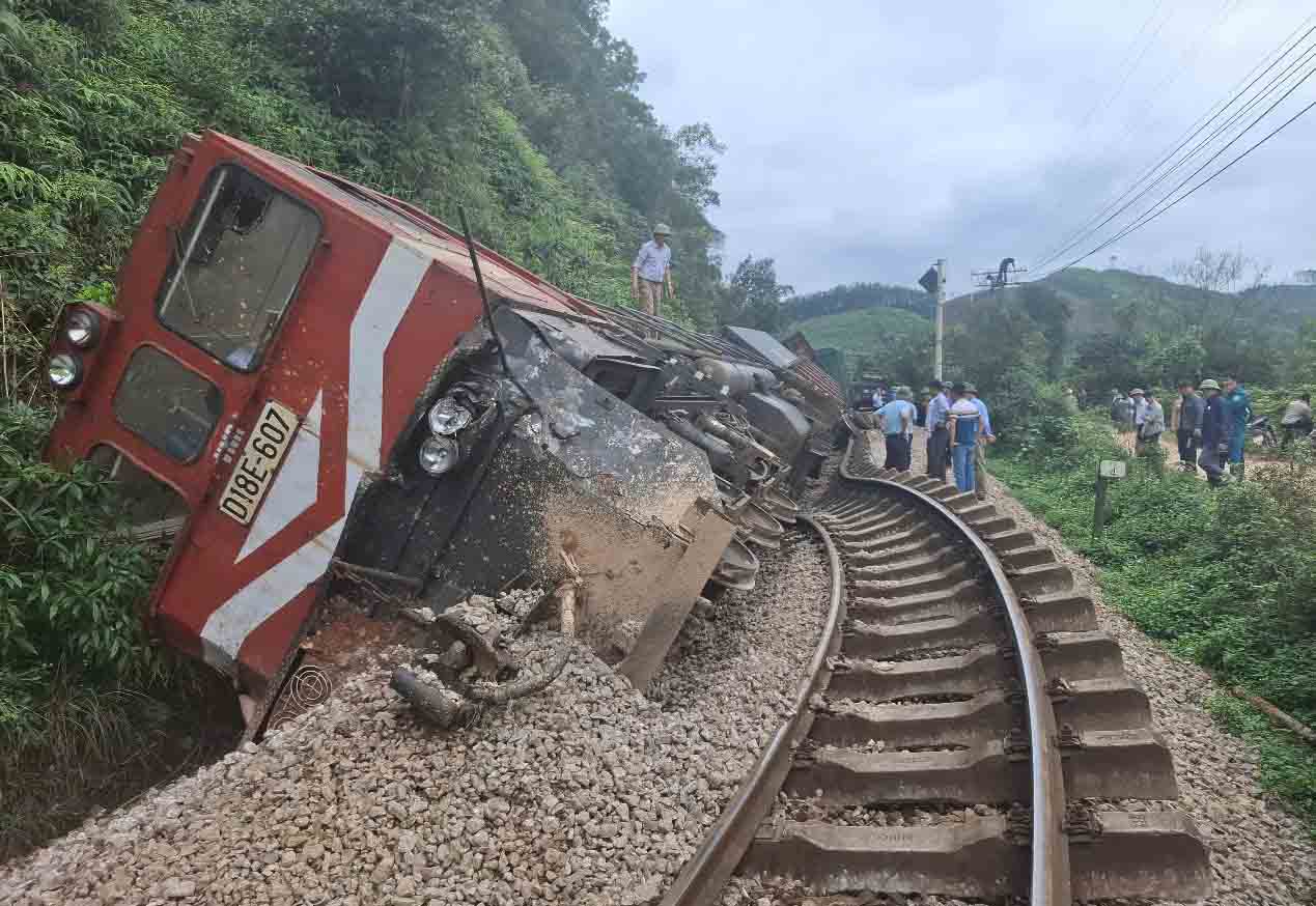Hien truong vu lat tau sau tai nan voi xe oto tai o loi di tu mo tai xa Duc Lien hom 1.3. Anh: Tran Tuan.