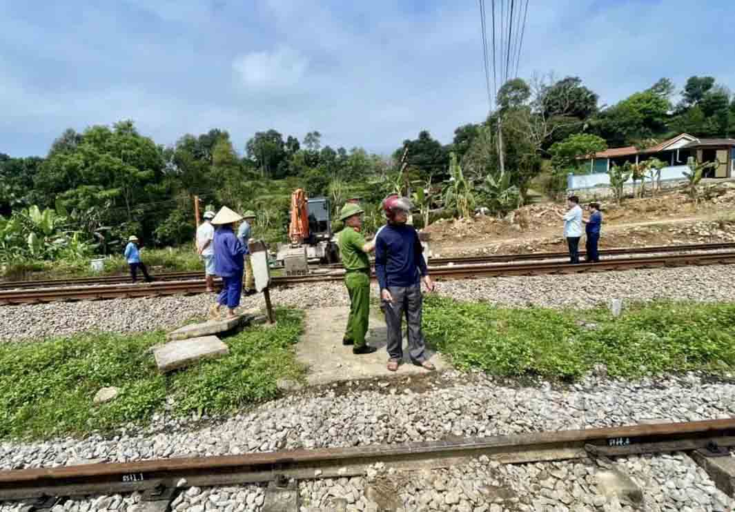 Se esta eliminando el paso libre en el cruce ferroviario del distrito de Huanghe. Foto: Policia de Ha Tinh.