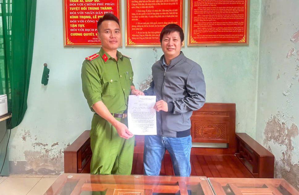 El Sr. Trung tiene una carta de agradecimiento a la Policia Municipal de Xuanwen por ayudarlo a recuperar 50 millones de dongs transferidos erroneamente a un extraño. Foto: Policia de Ha Tinh.