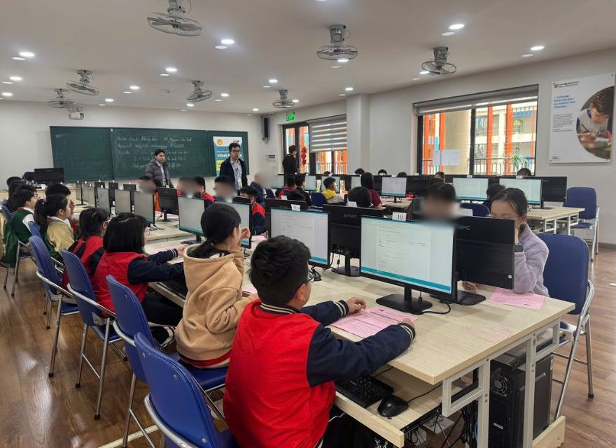 Mas del 80% de los participantes del concurso internacional de talento informatico juvenil de Hanoi alcanzaron el nivel de evaluacion de sus compañeros en los Estados Unidos. Foto: El equipo organizador