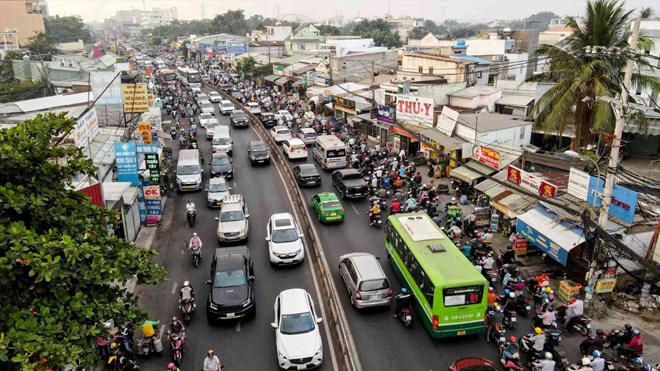 El trafico esta atascado en la carretera nacional 13 a traves de la ciudad de Thu Duc, en la ciudad de HCMC. Foto: Su hermano