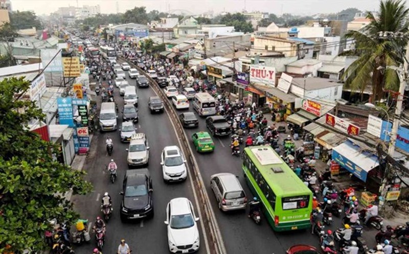 Traffic congestion on National Highway 13 through Thu Duc City, Ho Chi Minh City. Photo: Anh Tu