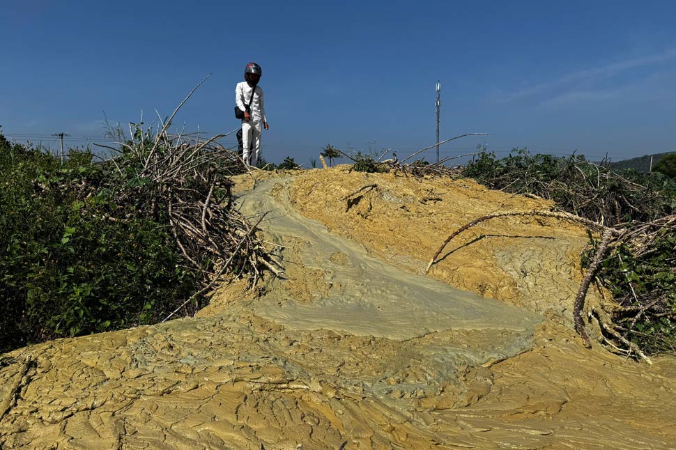 Una corriente de agua de barro de color amarillo claro ha estado emergiendo de las tierras del distrito de Dong Xuan (Fu Yen) durante los ultimos dos dias. Imagen de la pelicula