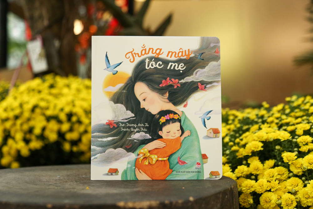 El autor Zhang Anh Tu lanzo su primer libro de poemas, "La nube de pelo blanco". Imagen de la NXB