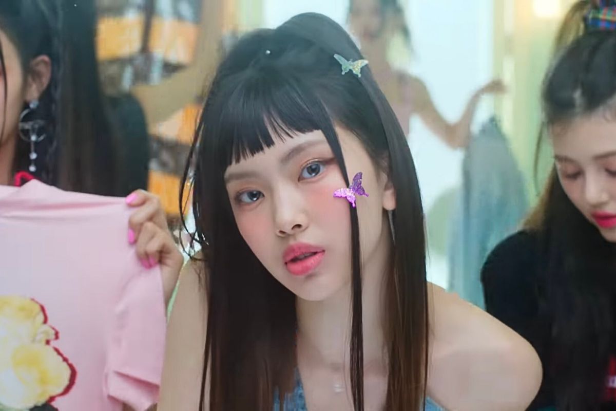 Se cree que el padre de Hyein se opuso a que NewJeans terminara su contrato con ADOR. Foto: cortado de un video de NewJeans