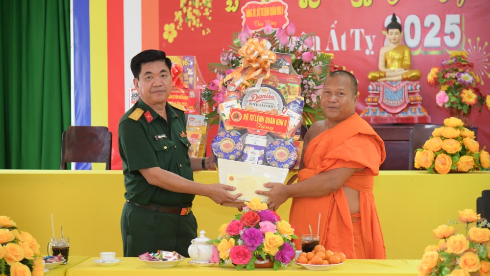 Colonel Nguyen Truong Giang - Head of the Mass Mobilization Department, Political Department of Military Region 9 - wished a happy new year and presented gifts at pagodas. Photo: Phuong Vu